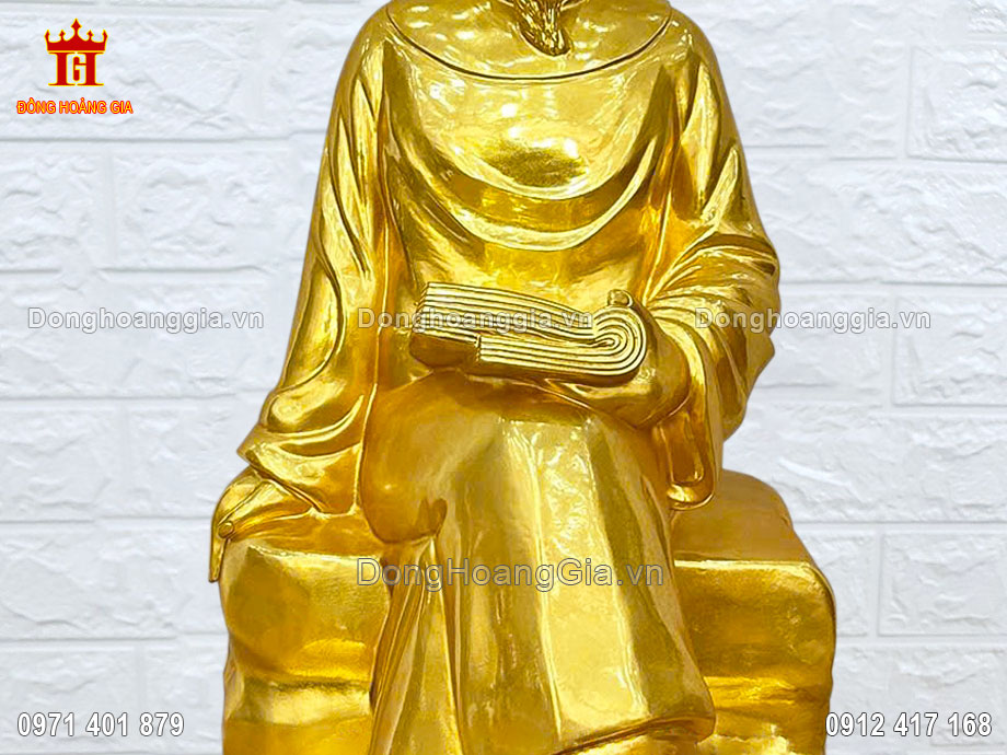 Bày trí tượng Chu Văn An mạ vàng tại phòng khách sang trọng